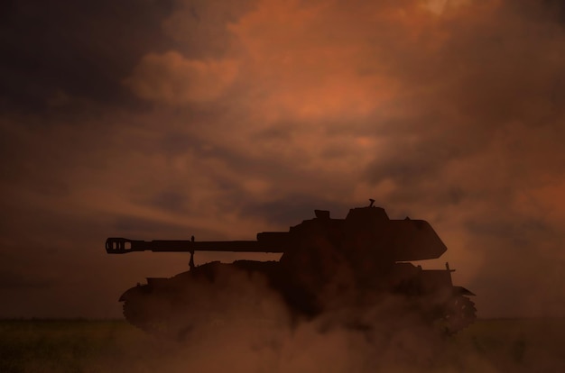 Silhouet van tank op slagveld in de nacht