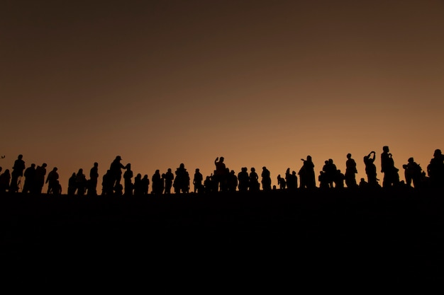 Silhouet van toeristen die mening met zonsopgang in de ochtend bekijken.