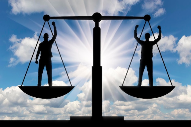 Silhouet van twee mannen is gelijk aan staan op de weegschaal van Justitie. Bedrijfsconcept van wederzijds voordeel en succes van zakenpartners