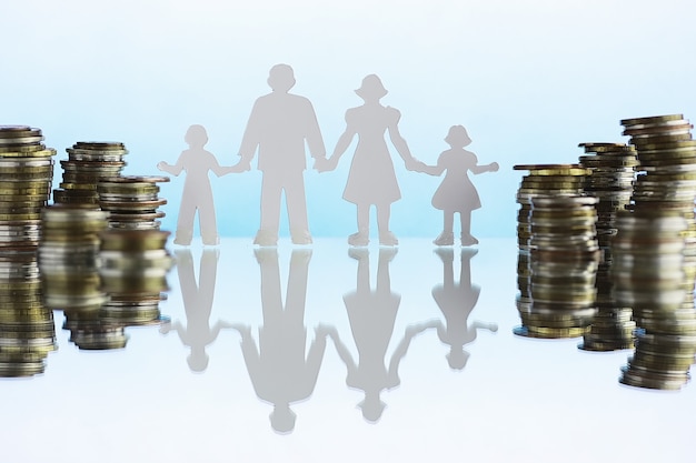 Silhouet van vier mensen en stapels geld Familieconcept Familie financieel budget