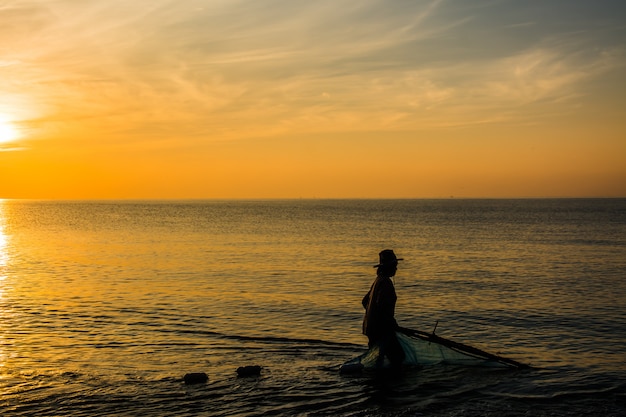 Silhouet van visserij en vissersboot bij de zonsopgang in thailand