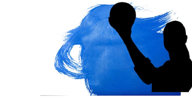 Silhouet van vrouwelijke handbalspeler tegen blauwe verf penseelstreken op witte achtergrond
