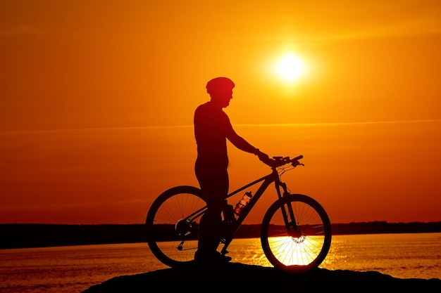 Silhouet van wielrenner. Schaduw achter de zon van de wielrenner.