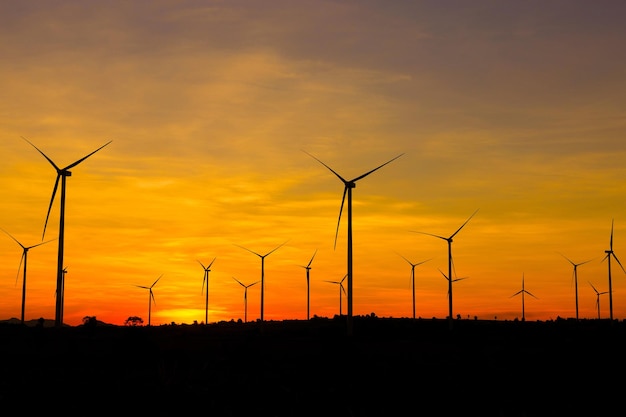 Silhouet van windturbines tegen de hemel bij zonsondergang