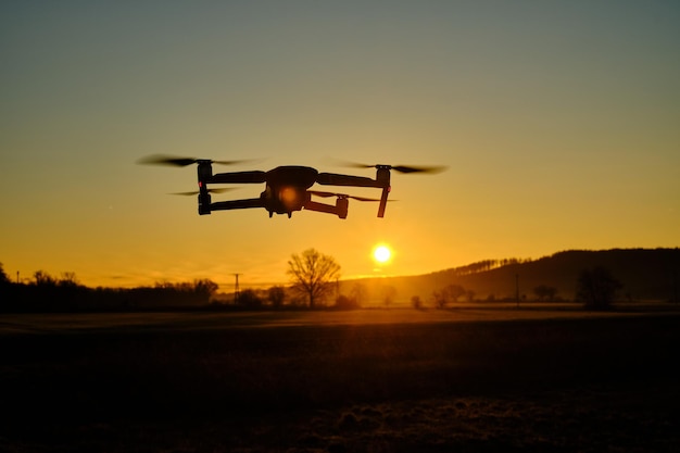 Silhouet vliegtuig tegen de hemel tijdens zonsondergang