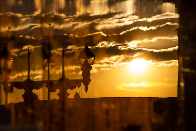 Silhouet vogels tegen de lucht bij zonsondergang