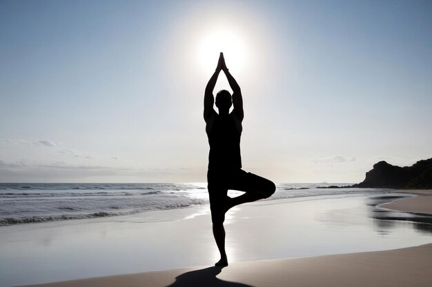 Silhouet vrouw oefent yoga op het strand bij zonsondergang Gezonde levensstijl concept poster banner