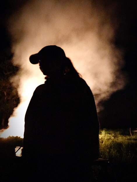 Foto silhouet vrouw op het veld tegen de hemel's nachts