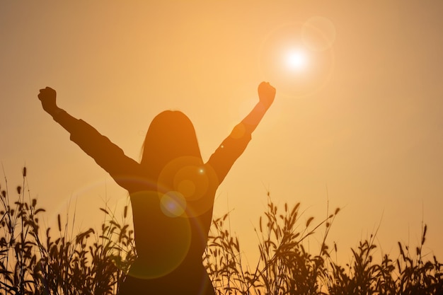 Foto silhouet vrouw tegen de hemel tijdens zonsondergang