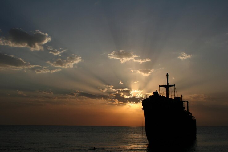 Foto silhouet zeilboot op zee tegen de hemel tijdens zonsondergang