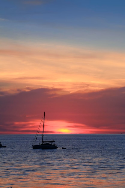 Silhouet zeilboot op zee tegen de hemel tijdens zonsondergang