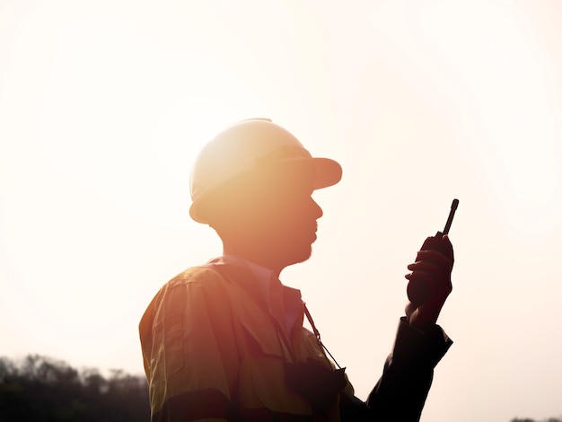 Silhouet zijaanzicht van jonge Aziatische engineering man