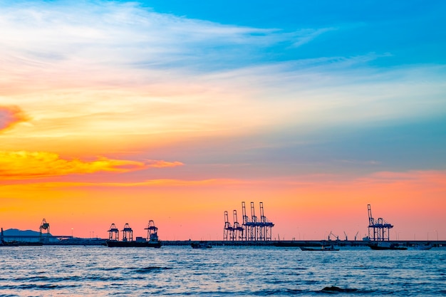 silhouet zonsondergang container zeehaven logistieke import export en transport industrie