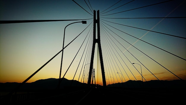 Foto silhouetbrug tegen de hemel bij zonsondergang