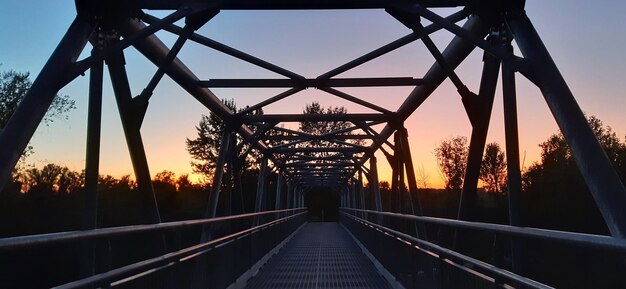 Foto silhouetbrug tegen de hemel bij zonsondergang