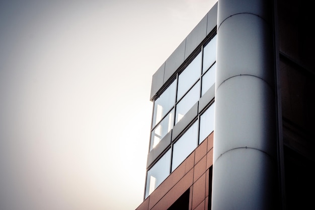 Silhouetdeel van de rode blauwe gevel stedelijke gebouwen en lucht