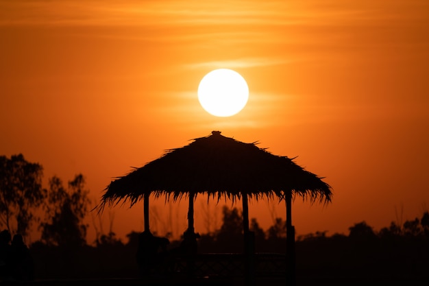 Silhouethut en zonsondergang