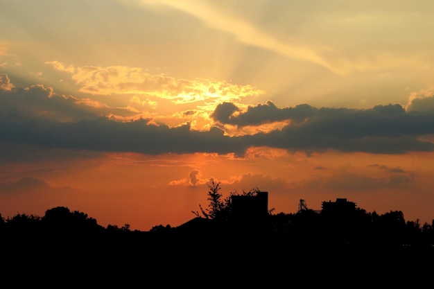 Silhouetlandschap tegen de schilderachtige hemel