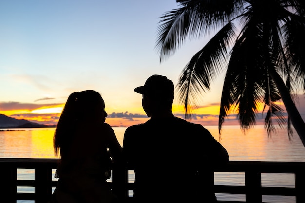 Silhouetpaar het letten op zonsondergang over het overzees in isla van Koh Samui