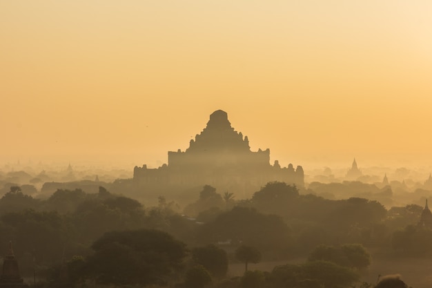 Silhouetpagode op zonsopgangtijd in ochtend en ballon in Bagan, Myanmar