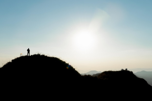 Silhouetreiziger op grote berg in Thailand