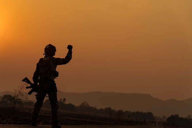 Silhouette di soldati d'azione