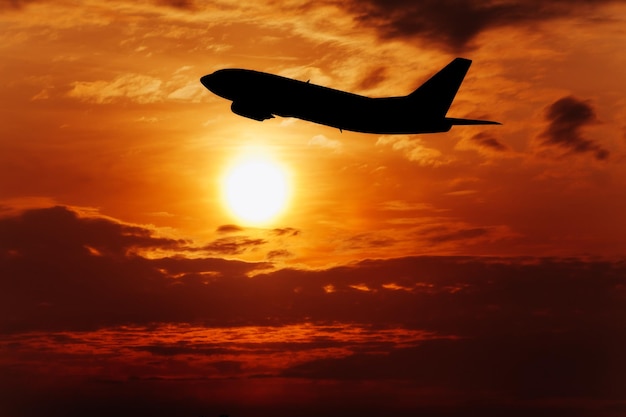 Foto aereo a silhouette che vola contro il cielo arancione