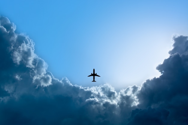 写真 青空で飛行するシルエット飛行機