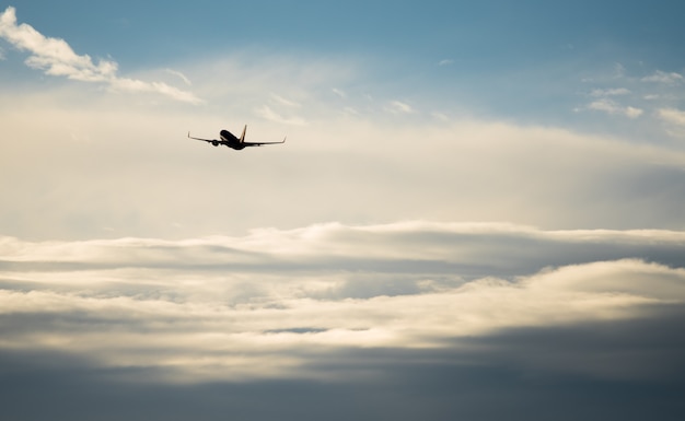 Foto profili il volo dell'aeroplano nei bordi del cielo dalla nuvola blu