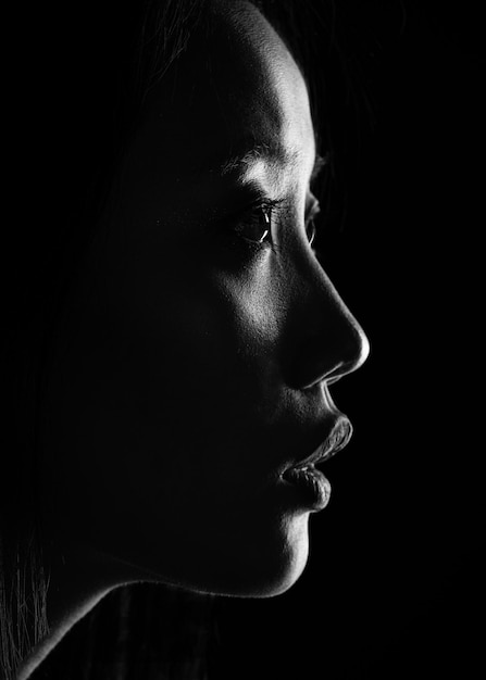 Силуэт азиатской девушки Портрет женщины на темном фоне