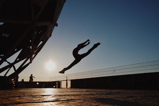 Foto silhouette ballerina che balla contro il cielo durante il tramonto