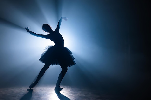 Silhouette ballettanser die op het podium danst