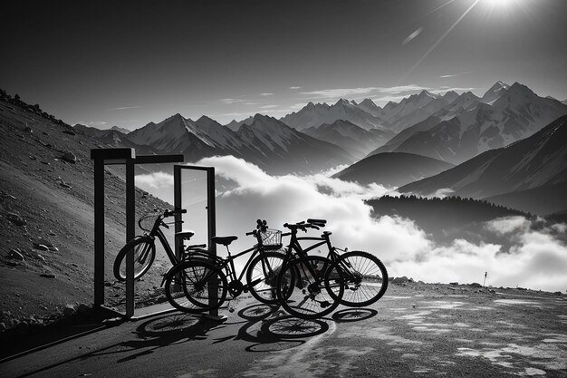 山の自転車駐車場のシルエット