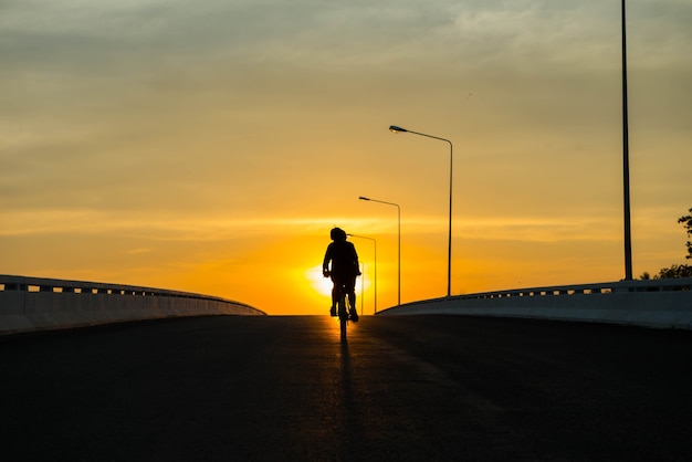 夕焼け空の背景に自転車のシルエット