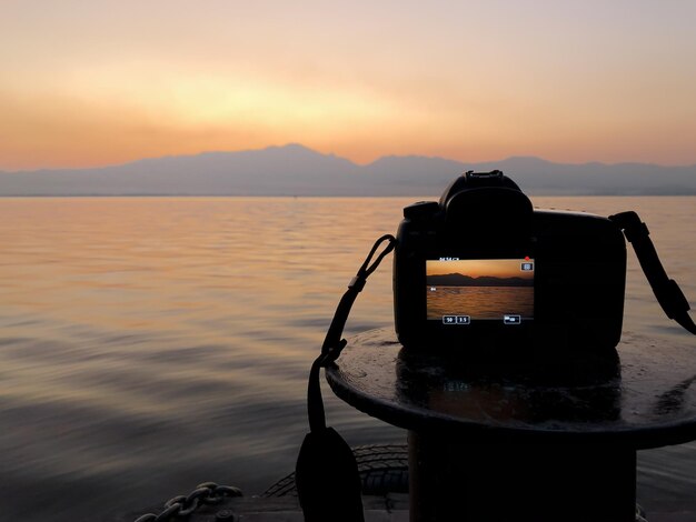 Photo silhouette boat in sea against sky during sunset