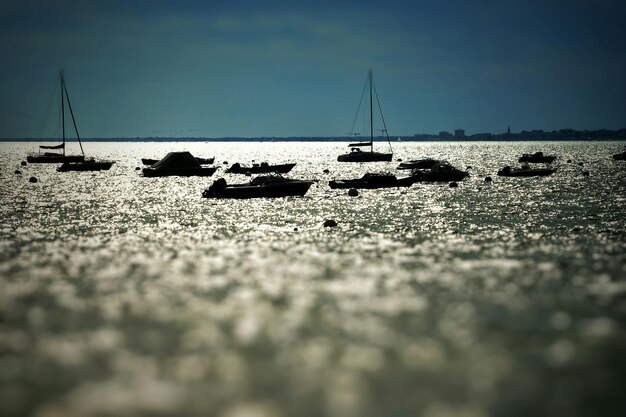 Foto silhouette barche che navigano in mare contro il cielo