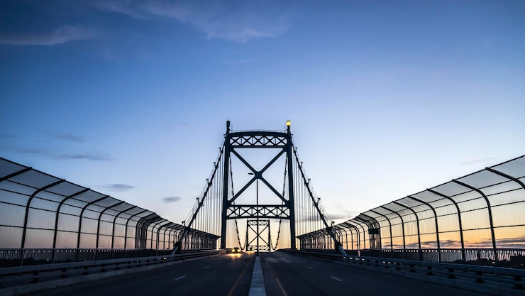Photo 夕暮れの青い空に照らされたシルエット橋