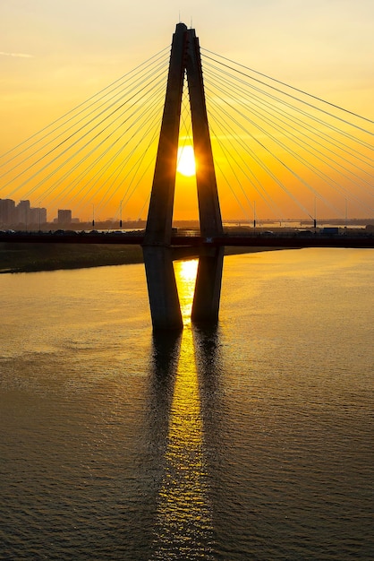 Foto silhouette ponte sul fiume contro il cielo durante il tramonto