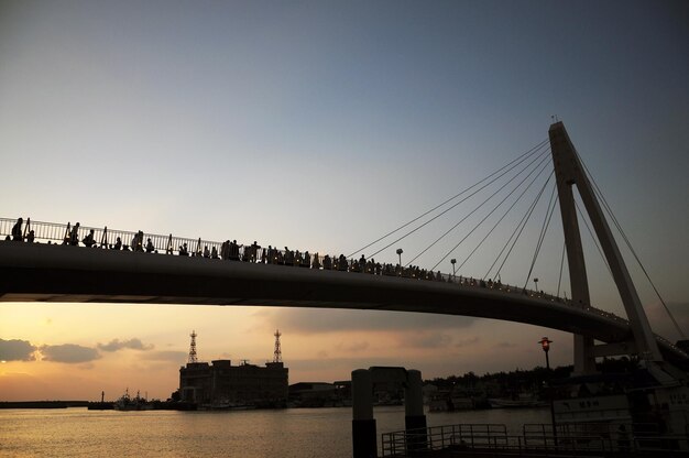 Photo silhouette of bridge over tamsui river during sunset taiwan