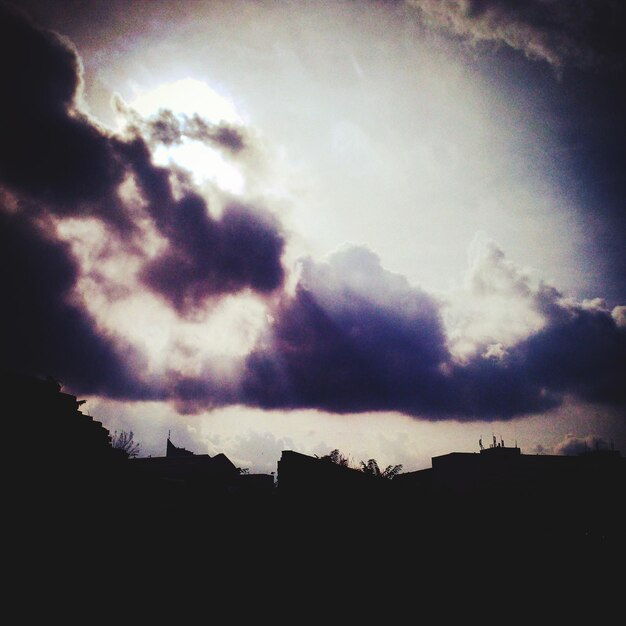 Foto silhouette di un edificio contro un cielo nuvoloso