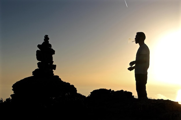 Foto silhouette di un edificio contro il cielo al tramonto