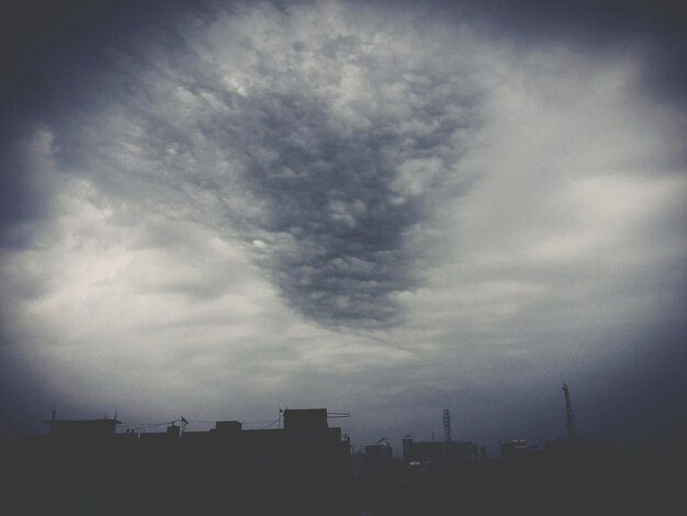 写真 雲の空に照らされた建物のシルエット