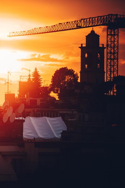 Photo silhouette buildings against sky during sunset