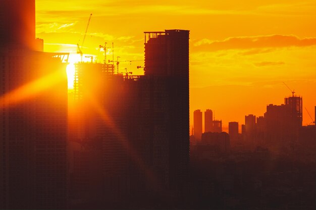 Foto silhouette di edifici contro il cielo durante il tramonto