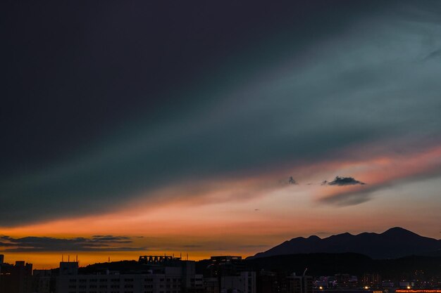 Photo silhouette buildings against sky during sunset