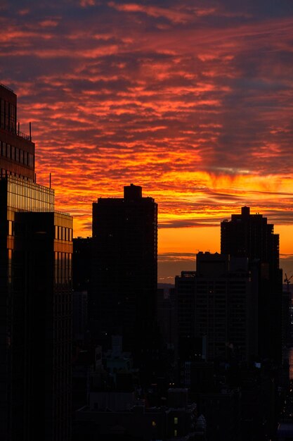 夕暮れの空に照らされた建物のシルエット