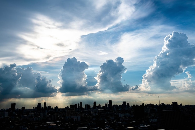 Photo silhouette buildings in city against sky during sunset