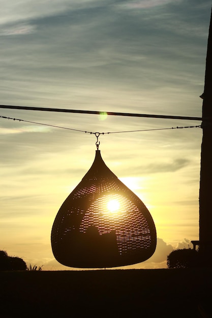 Foto silhouette costruita contro il cielo durante il tramonto