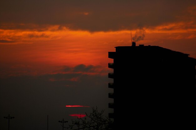 夕暮れの空に照らして構築されたシルエット