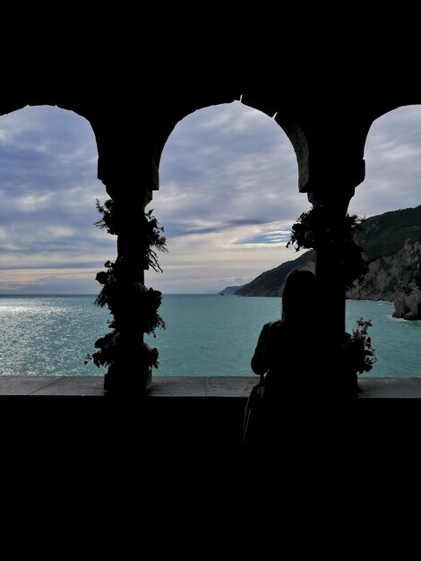 Foto silhouette costruita struttura dal mare contro il cielo